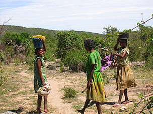 Villageoises de retour des champs © WWF / Franziska Peuser Women coming home from the field