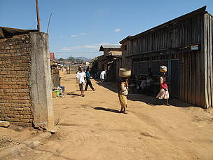 Scène de la vie quotidienne dans une rue de Fandriana © WWF/Olivier van Bogaert A street in Fandriana