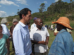 Guillermo Castilleja, Appolinaire Razafimahatratra et Antoine Randriatompoina (avec le chapeau) en ...
© WWF / Olivier van Bogaert
© WWF / Olivier van Bogaert