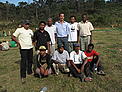 L'équipe du WWF à Fandriana en compagnie de Guillermo Castilleja, Directeur exécutif de la conservation au WWF International (debout, 3e depuis la droite), et Maminiaina Rasamoelina, responsable du Programme Holistique de Conservation des Forêts (debout, 2e depuis la droite) © WWF/Olivier van Bogaert The WWF team in Fandriana with Dr Guillermo Castilleja, Executive Director of Conservation at WWF International and Maminiaina Rasamoelina, Head of the Holistic Programme for Forest Conservation