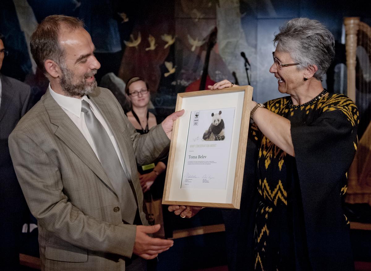 Toma Belev receives the WWF Conservation Merit Award from WWF President Yolanda Kakabadse. 